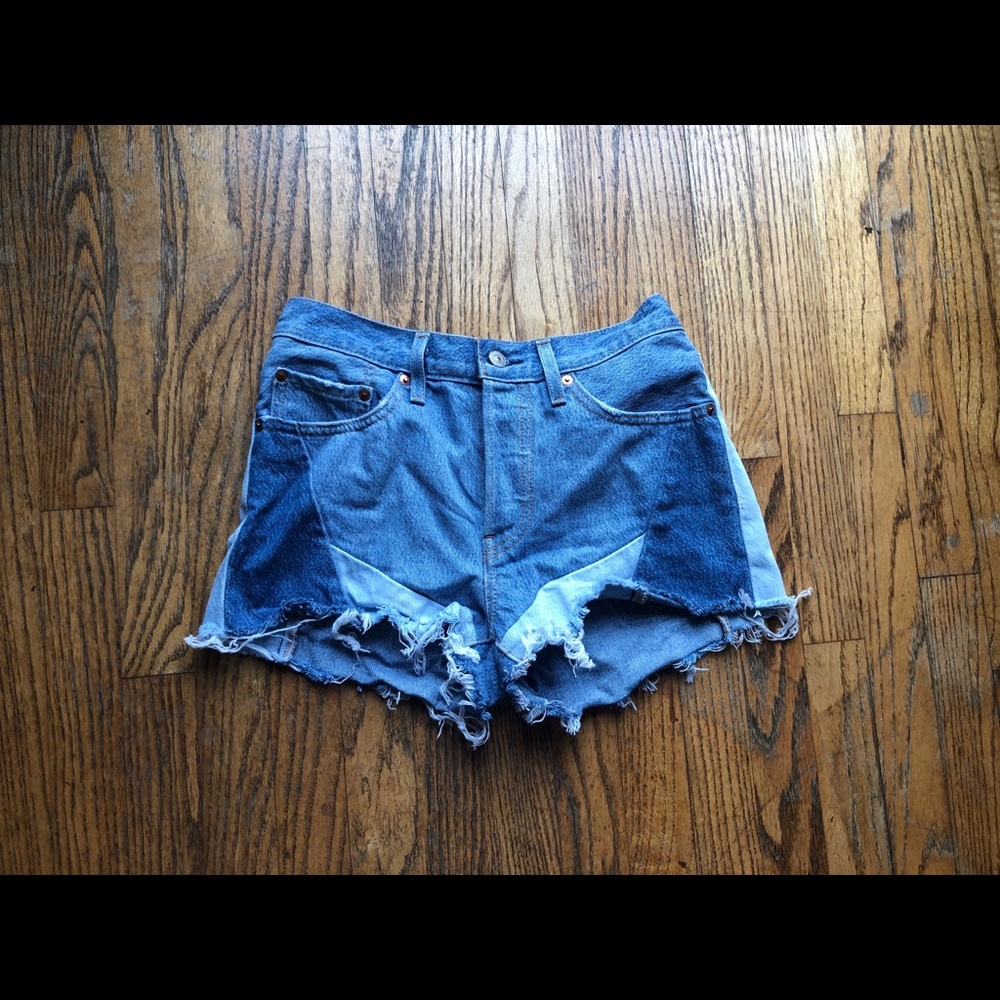Patched wedgie Levi shorts